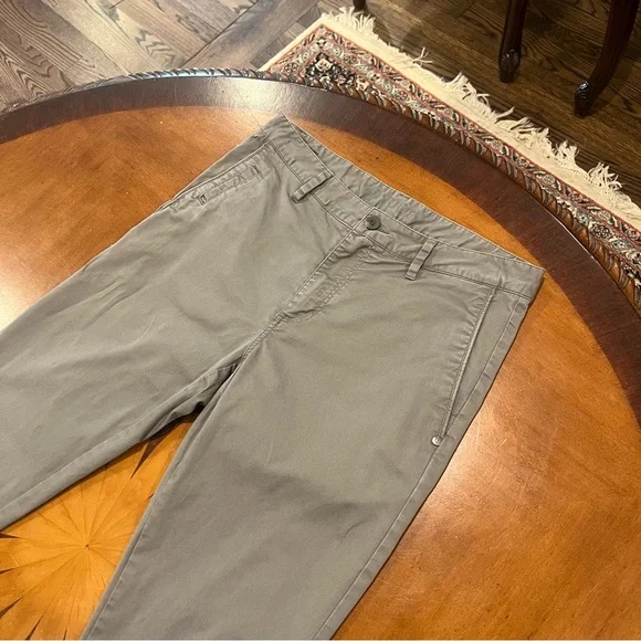 Vuori Men’s Collins Chino Pant Gray 30 Tailored Stretch Twill Sueded Cotton